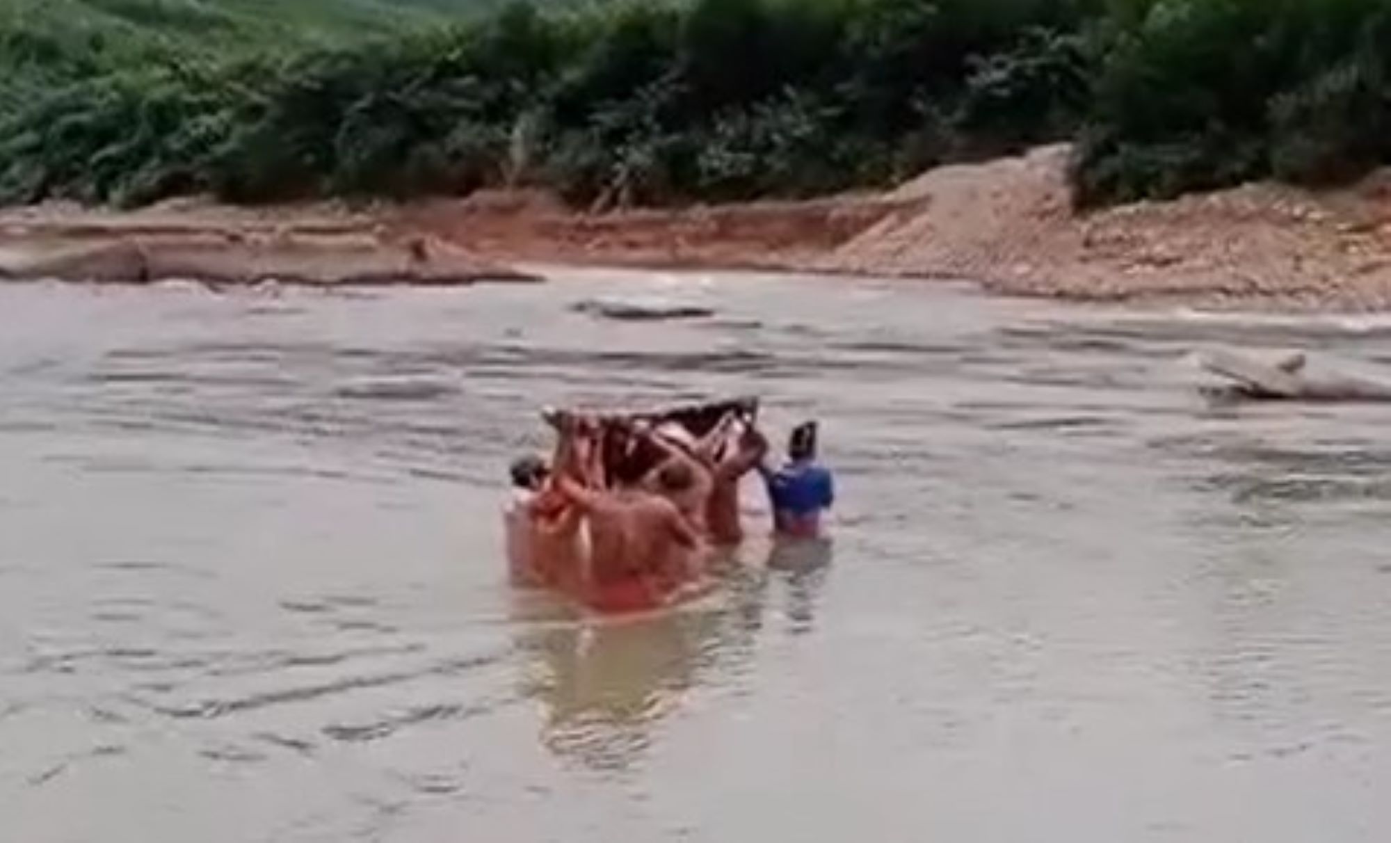 Doan duong kho nhat la vuot suoi sau, nuoc chay xiet trong khi troi ret. Anh: Han Nguyen