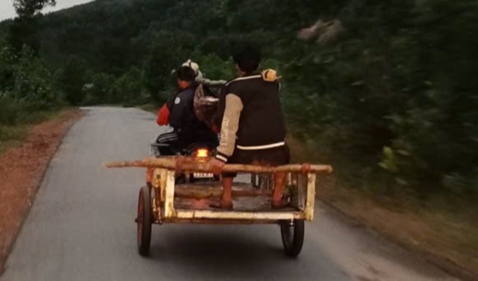 Doan duong con nguyen ven, chua bi lu cuon thi dung xe may keo xe bo de di chuyen duoc nhanh hon. Anh: Han Nguyen