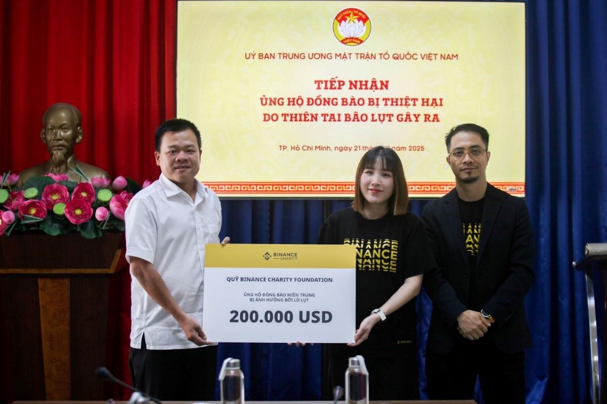Mr. Nguyen Nguyen Hai Nam (left), Deputy Chief of the Central Office of the Vietnam Fatherland Front, received support for the Central region from Binance Charity Fund, on November 21. Photo: DNCC