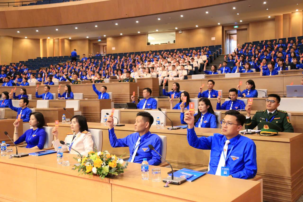 2025-2030 임기 동안 라오까이성 호치민 공산주의 청년 연맹 제1차 대회에 68 000명 이상의 연맹원을 대표하는 300명 이상의 대표가 참석했습니다. 사진: Van Duc.