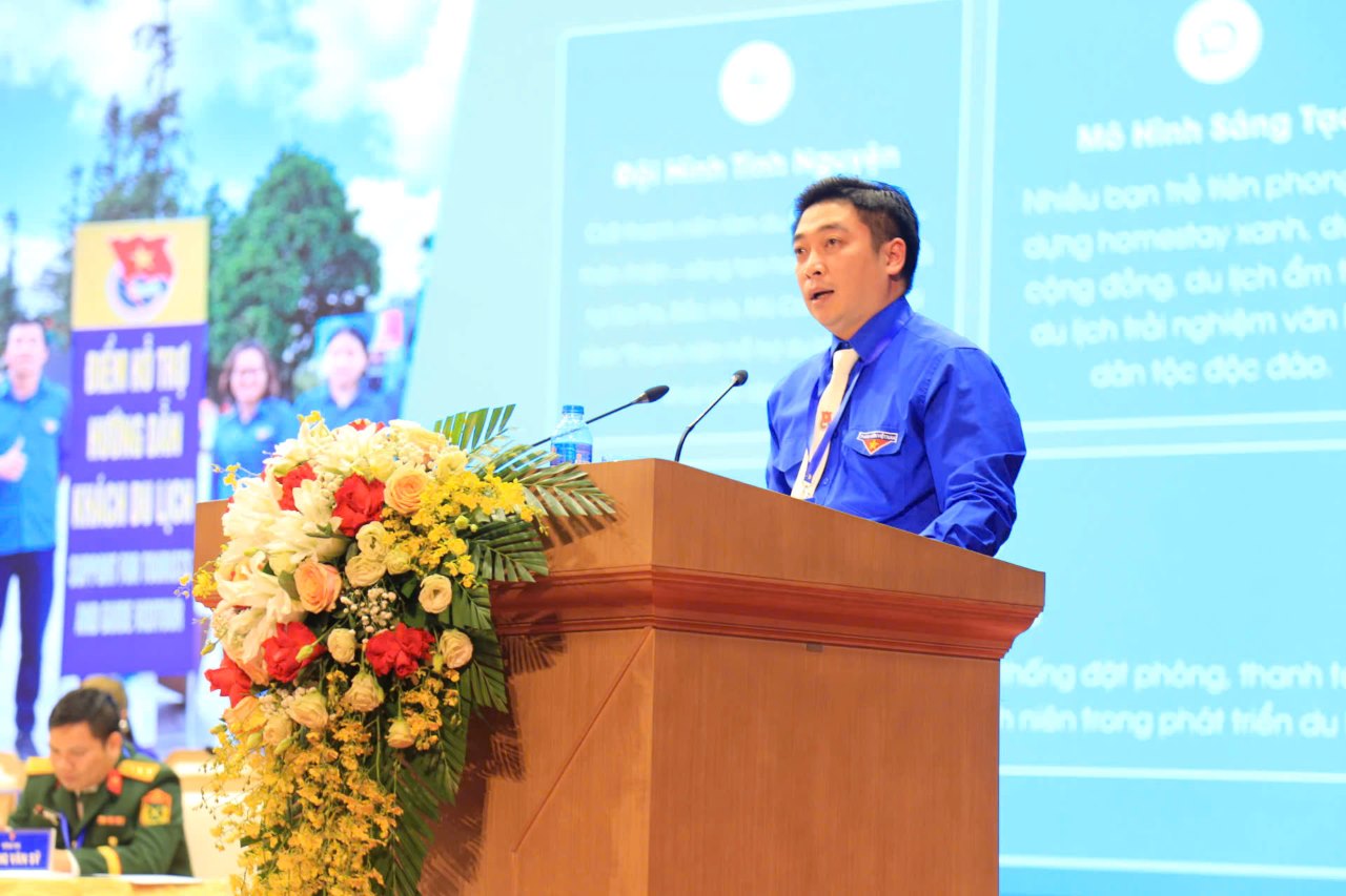 Anh Tran Hong Hai - Bi thu Doan phuong Sa Pa phat bieu tham luan tai Dai hoi. Anh: Van Duc