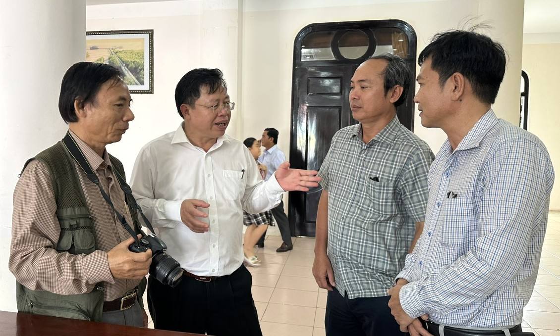 Giam doc So Giao duc Dao tao tinh Ca Mau Nguyen Van Nguyen trao doi voi bao chi tai hoi thao. Anh: Nhat Ho