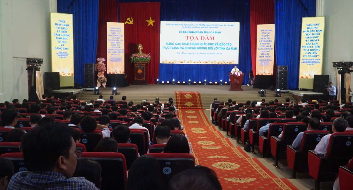 Buoi toa dam thu hut rat dong cac chuyen gia giao duc, nha quan ly giao duc cung cac thay, co giao. Anh: Nhat Ho