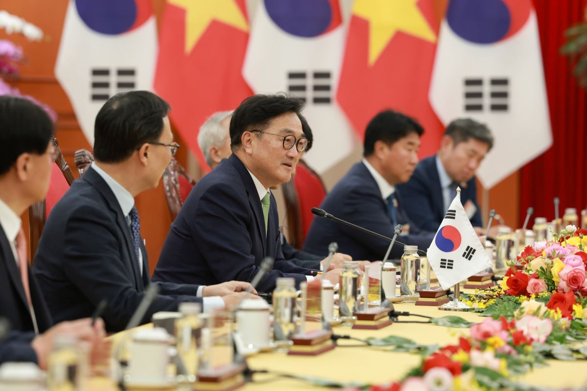 Chu tich Quoc hoi Han Quoc Woo Won Shik bay to vui mung den tham Viet Nam. Anh: Hai Nguyen