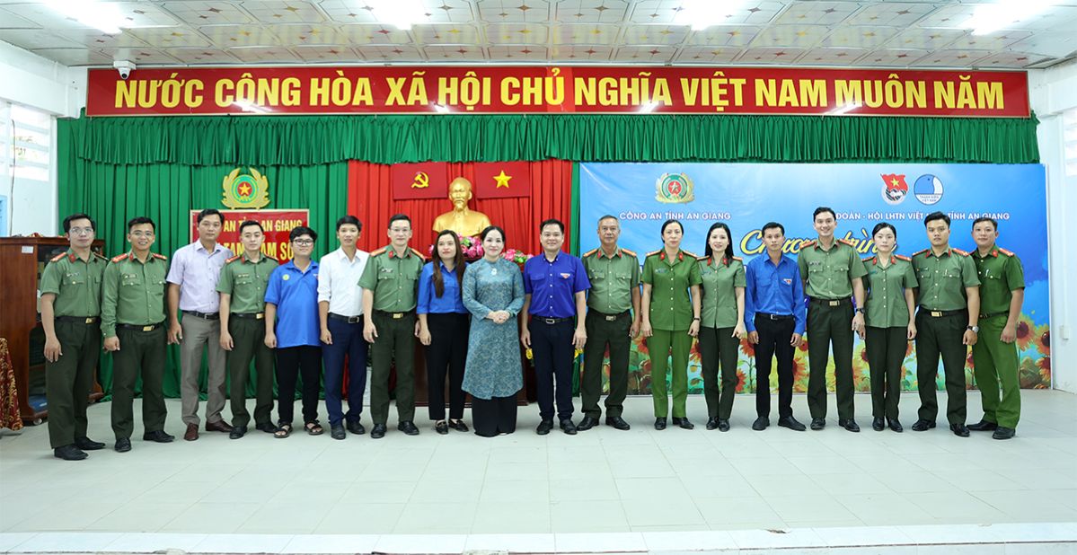 Dai bieu tham gia chuong trinh. Anh: Vu Tien