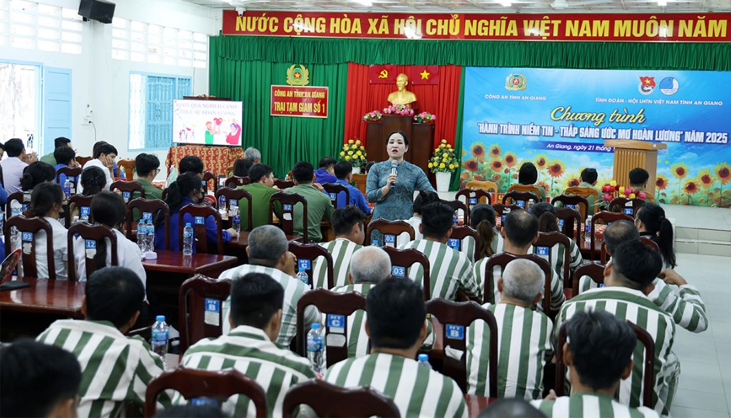 Voi chu de: “Hanh trinh niem tin, thap sang uoc mo hoan luong”' Tien si To Nhi A chia se nhung thong diep den voi cac pham nhan. Anh: Vu Tien