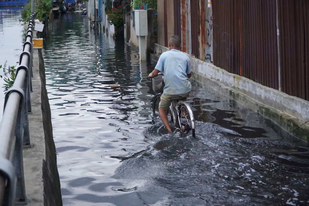 Viec di chuyen cua nguoi dan them phan kho khan khi duong bi ngap nuoc. Anh: Nguyen Chan