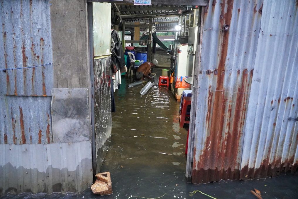 Mot nha dan tren duong Rach Cung bi nuoc tran vao. Anh: Nguyen Chan