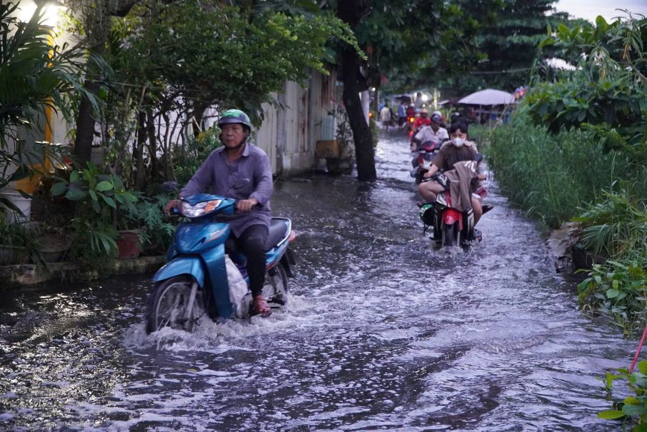 Duong Rach Cung (phuong Binh Dong) ngap sau do trieu cuong dang cao vao chieu 21.11. Anh: Nguyen Chan