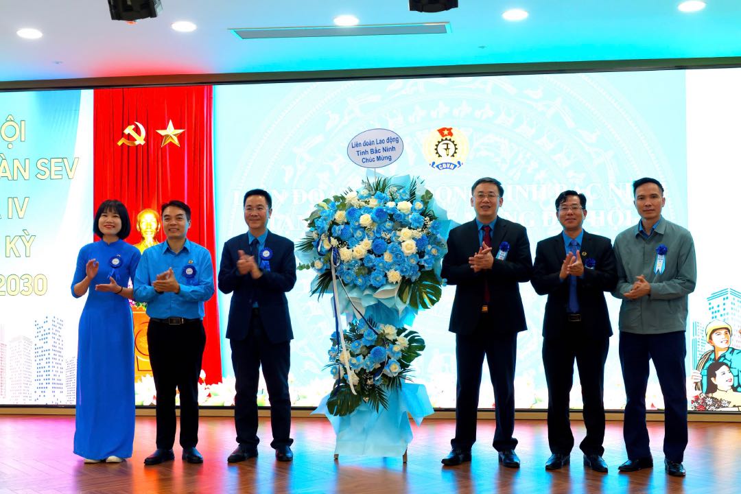 Leaders of the Bac Ninh Provincial Federation of Labor presented flowers to congratulate the congress. Photo: Quyet Chien