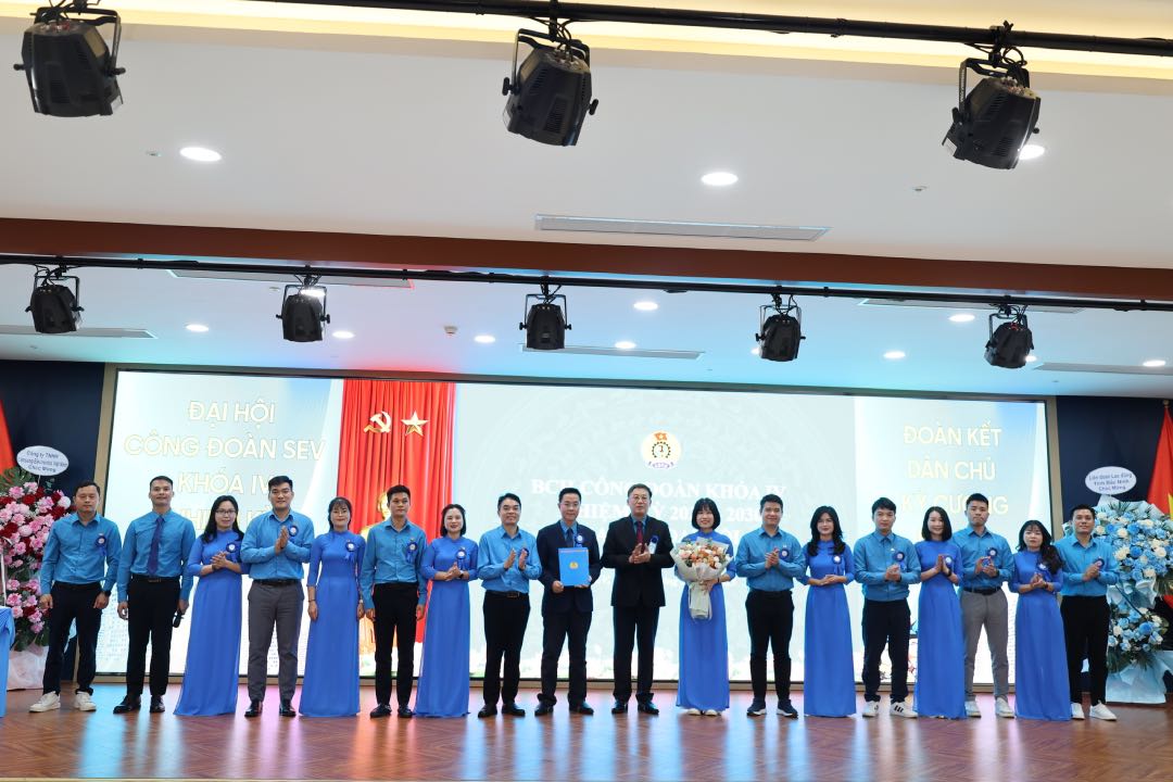 Lanh dao Lien doan Lao dong tinh Bac Ninh chuc mung Ban Chap hanh Cong ty khoa moi. Anh: Quyet Chien 