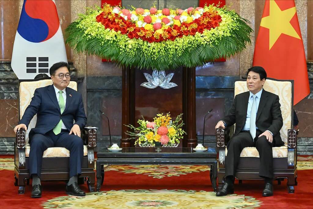 Uy vien Bo Chinh tri, Chu tich nuoc Luong Cuong tiep Chu tich Quoc hoi Han Quoc Woo Won Shik. Anh: Hai Nguyen