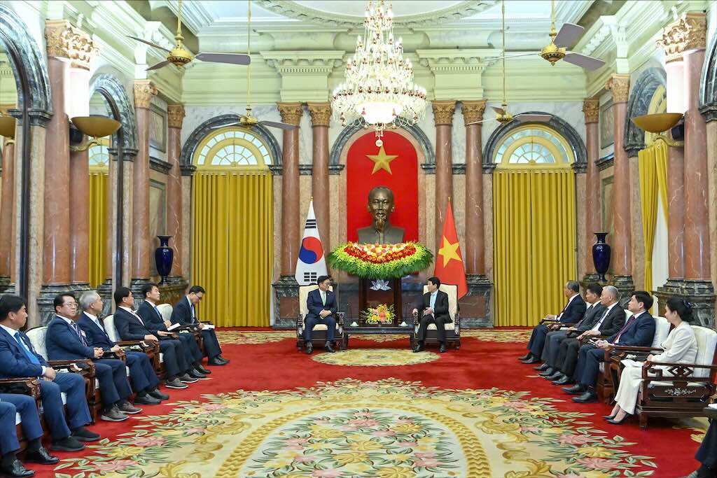 Uy vien Bo Chinh tri, Chu tich nuoc Luong Cuong tiep Chu tich Quoc hoi Han Quoc Woo Won Shik. Anh: Hai Nguyen