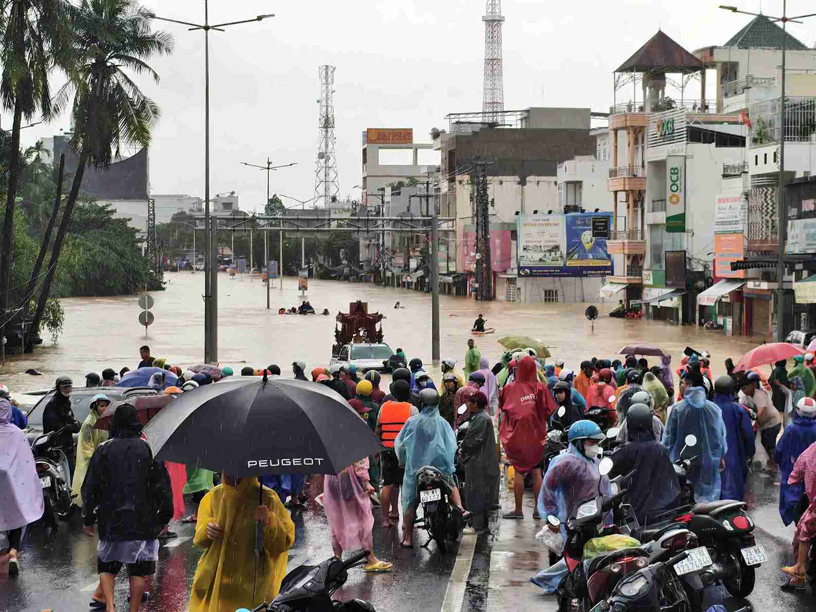 The flooding in Khanh Hoa is expected to last until the end of tonight. Photo: Huu Long