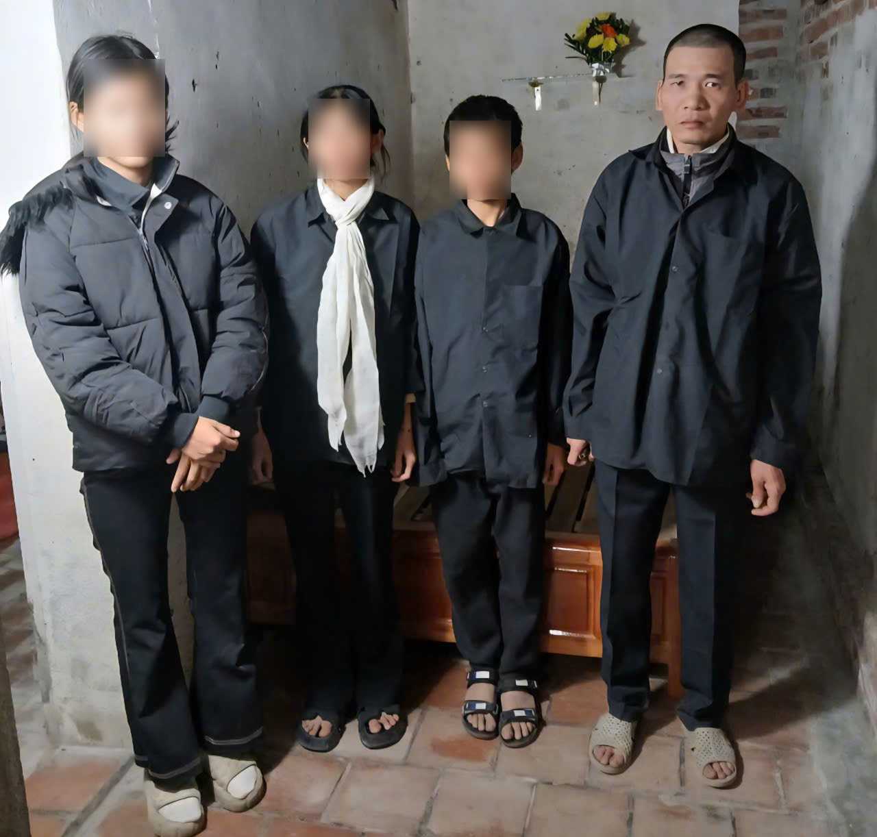 4 bo con anh Uoc trong can nha tam bo. Anh: Dieu Anh 