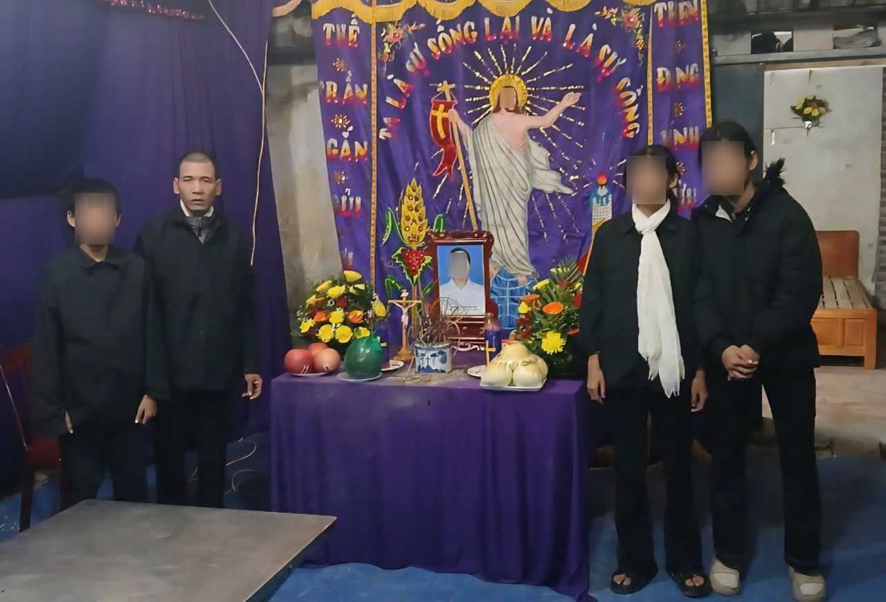 Thoさんは交通事故で不幸にも死亡し、3人の幼い子供と病気の夫を残し、家族は悲惨な状況に陥りました。写真:Dieu Anh