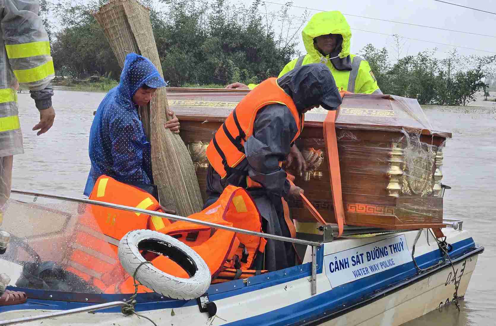 관은 기능 부대에 의해 Dak Lak에서 아기를 매장하기 위해 가족에게 운반되었습니다. 사진: 공안 제공
