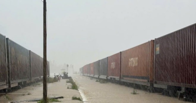 El ferrocarril que atraviesa la estacion de Dieu Tri se inunda debido a las inundaciones. Foto: Luan Tuan