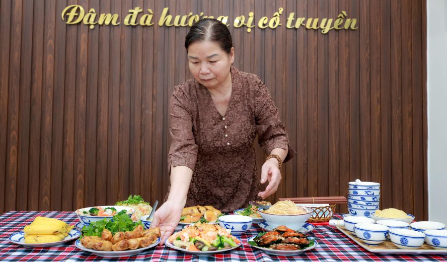 ベトナムの目的地を選ぶ際、地元の料理は国内外の観光客にとってますます魅力的になっています。写真:ハイ・グエン