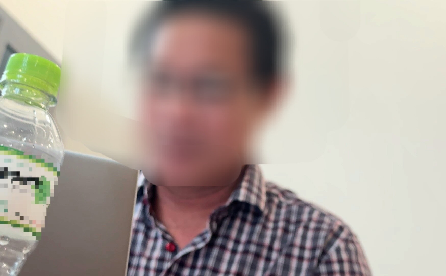 Ông K giới thiệu với phóng viên về dự án nhà ở xã hội ở phường Đồng Hới chưa được khởi công. Ảnh: Công Sáng