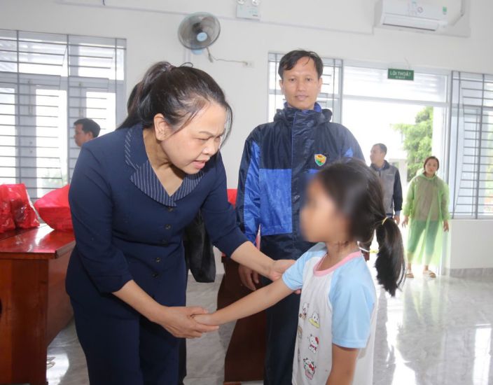 Ba Nguyen Thi Thu Ha - Uy vien Trung uong Dang, Pho Chu tich - Tong Thu ky Uy ban Trung uong MTTQ Viet Nam - truc tiep den tham hoi, trao ho tro cho ba con tren dia ban tinh Khanh Hoa bi thiet hai do mua lu.  Anh: Phuc Hieu