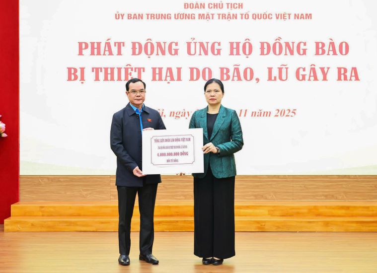 Ong Nguyen Dinh Khang - Uy vien Trung uong Dang, Pho Chu tich Uy ban Trung uong MTTQ Viet Nam, Chu tich Tong LDLDVN - trao 4 ti dong cua Tong LDLDVN toi ba Ha Thi Nga - Uy vien Trung uong Dang, Pho Chu tich Uy ban Trung uong MTTQ Viet Nam. Anh: Huu Chanh