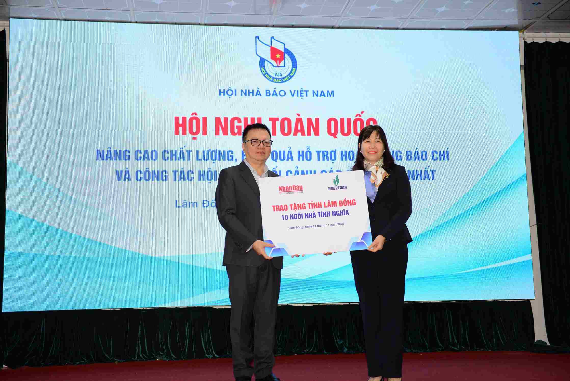 Bao Nhan Dan trao tang 10 can nha tinh nghia cho tinh Lam Dong. Anh: Phuc Khanh