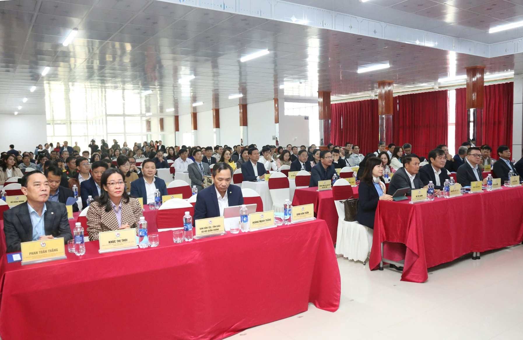 Dong dao dai bieu du Hoi nghi. Anh: Phuc Khanh