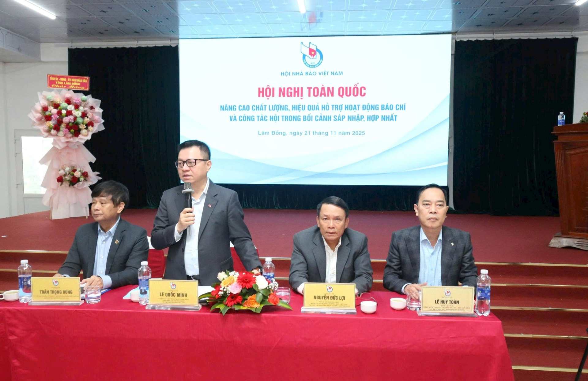 ベトナムジャーナリスト協会のレ・クオック・ミン会長が、合併、統合の状況下でのジャーナリズム活動と協会活動の質と効果を向上させるための会議を主宰。写真:Phuc Khanh