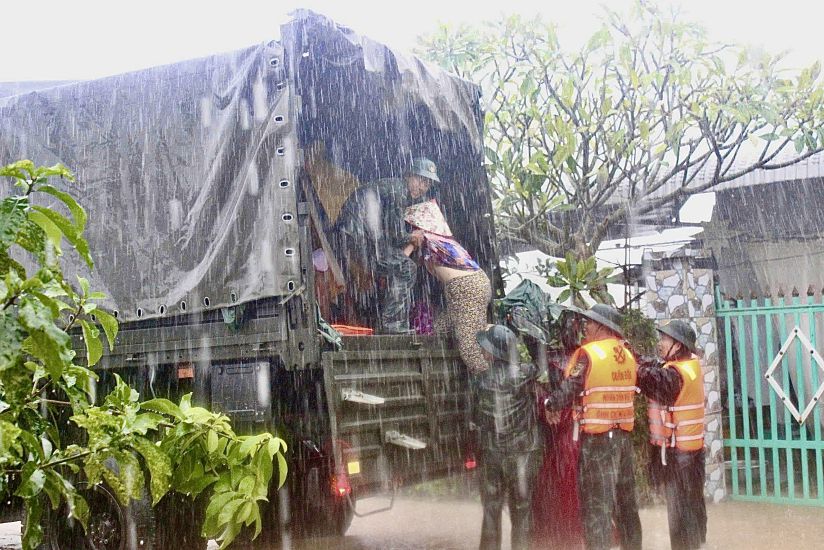Soldiers participate in rescuing people in the flooded area of Dien Dien. Photo: Phuong Linh