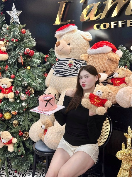 Chuyen hai Vi Thi Yen Nhi don tuoi moi khi dang tap huan cung tuyen bong chuyen nu Viet Nam. Anh: Nhan vat cung cap