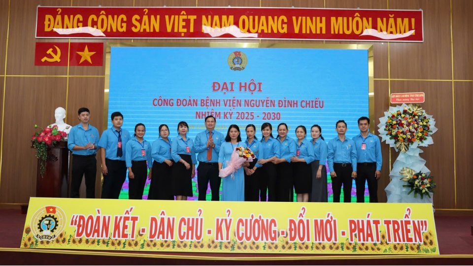 The Executive Committee of the Nguyen Dinh Chieu Hospital Trade Union for the 2025 - 2030 term launched the congress. Photo: Nhan Trung