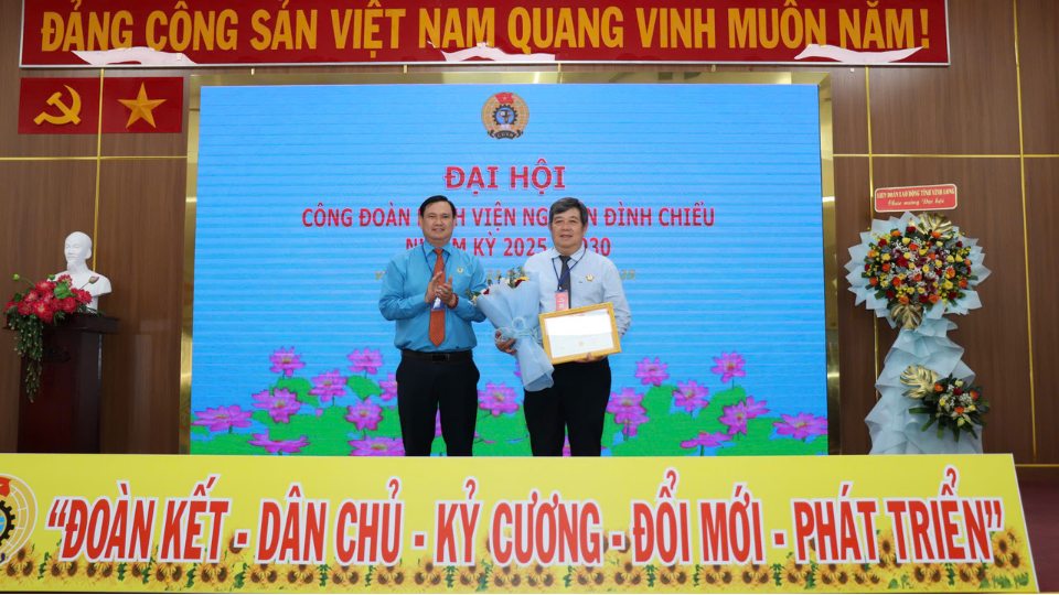 Dong chi Trinh Minh Hiep – Bi thu Dang uy, Giam doc Benh vien Nguyen Dinh Chieu nhan Ky niem chuong Vi su nghiep xay dung to chuc Cong doan. Anh: Hoang Loc