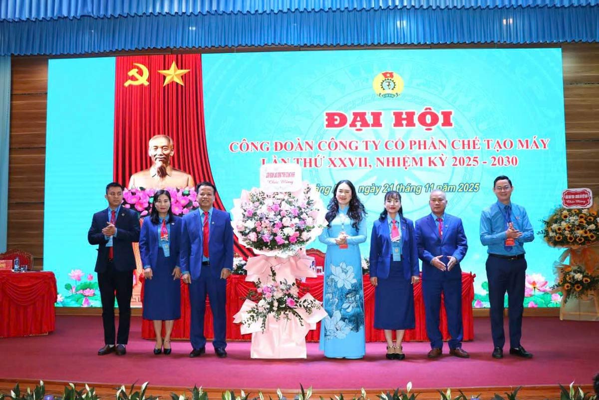 Leaders of the Quang Ninh Provincial Federation of Labor presented flowers to celebrate the Trade Union Congress. Photo: Machinery Manufacturing Company