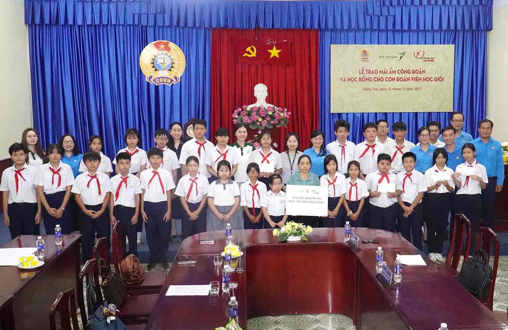 Remise d'un foyer syndical et de 25 bourses d'etudes aux enfants d'ouvriers qui surmontent les difficultes et sont bons eleves dans la province de Dong Nai. Photo : HAC