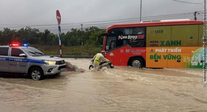 Temporarily closing National Highway 1 through Khanh Hoa province due to complicated floods. Photo: Traffic Police Department