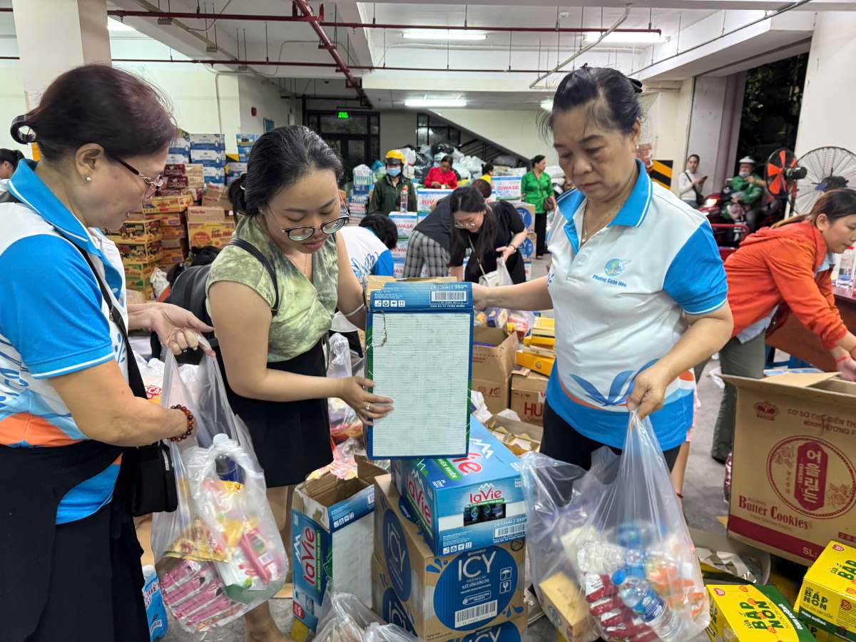 The Vietnam Fatherland Front Committee of Ho Chi Minh City organizes the packaging of goods and necessities to support people in the Central region. Photo: Provided by the unit