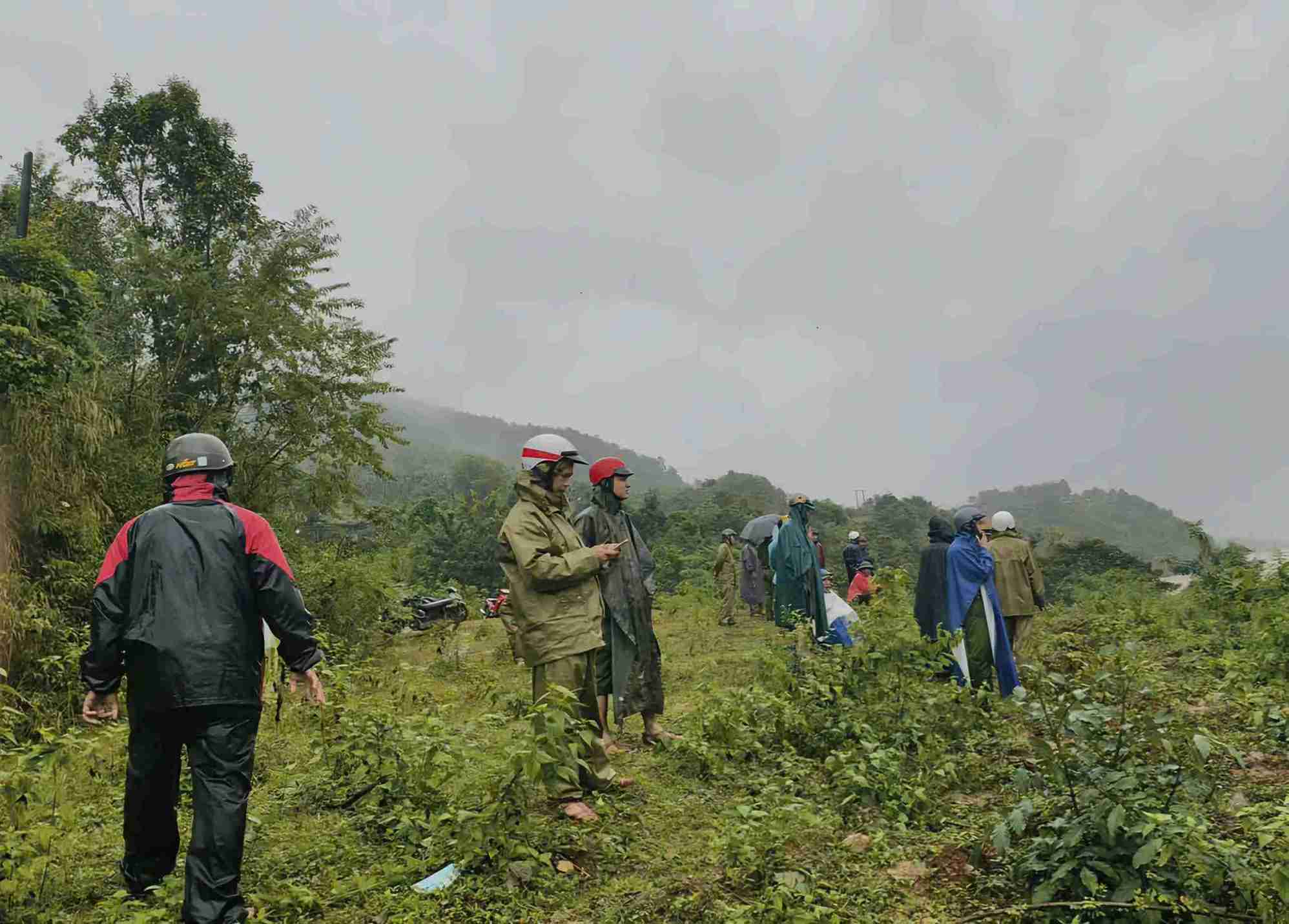 Luc luong chuc nang co mat ben bo song de trien khai “giai cuu” ong Hat bi mac ket tren oc dao song Serepok. Anh: Luc luong cuu ho cung cap