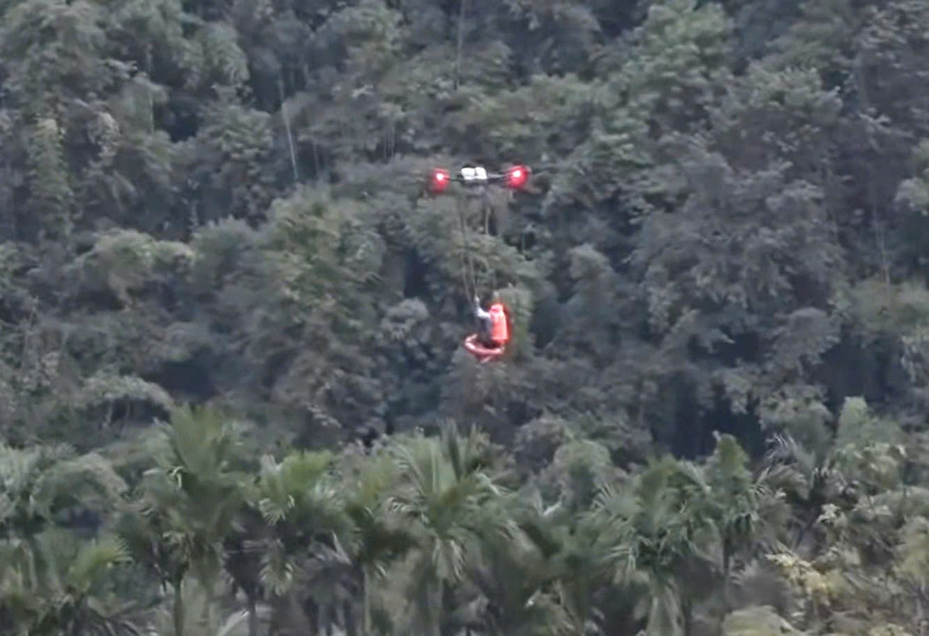 Cu cut commune (Lam Dong) used drones to rescue a man trapped in the middle of the river. Photo: Provided by rescue forces