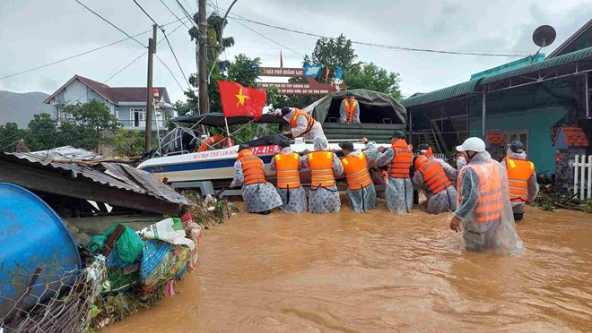 Lam Dong Provincial Police supported Dak Lak in rescuing people in flooded areas. Photo: Khanh Phuc