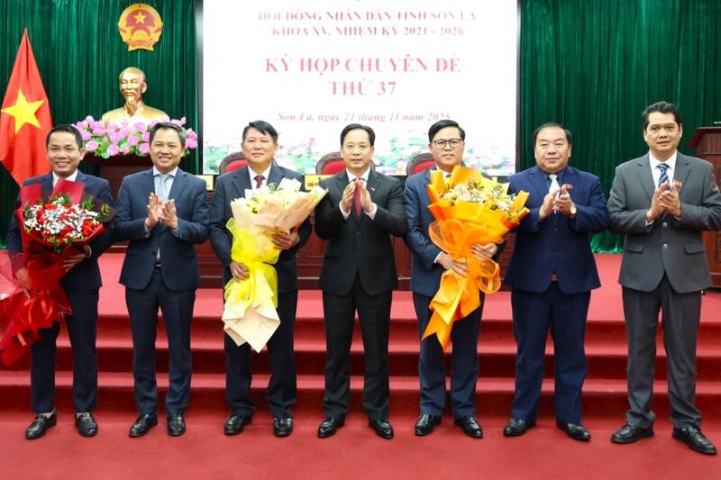 Son Laは、省人民評議会議長、省人民評議会副議長、省人民委員会委員の役職を再編しました。写真:ニャット・ミン