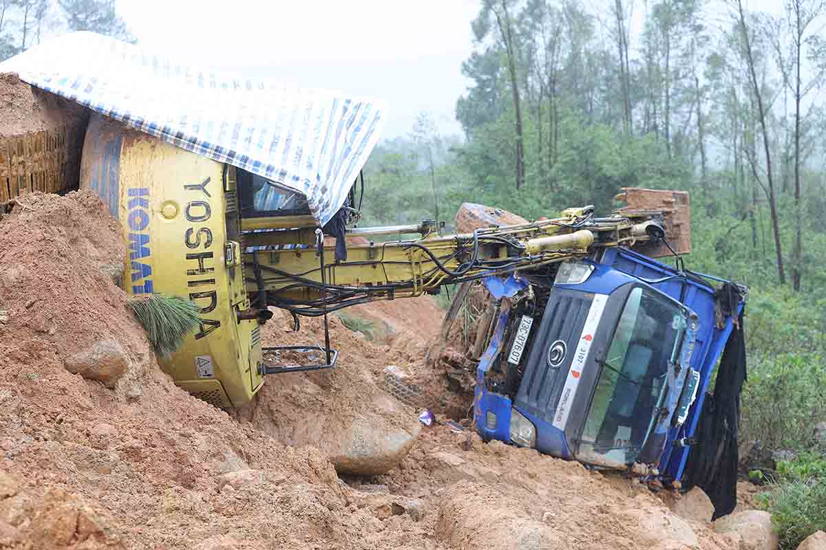 Chieu ngay 4.11, khi dang don dat da thi sat lo tiep xo do may dao va xe tai. Anh: Hoang Anh.