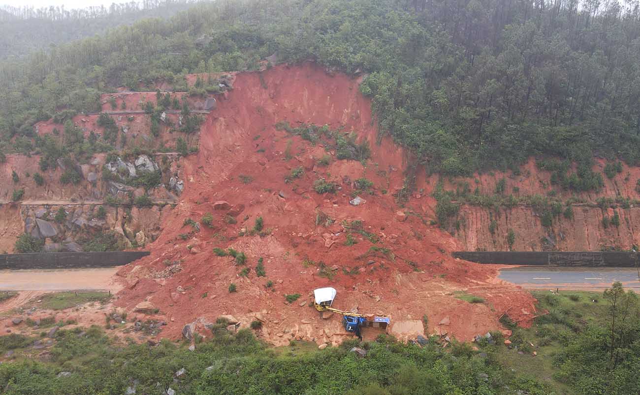 Duong ven bien Ha Tinh doan qua xa Ky Xuan dang tac hoan toan vi sat lo. Anh: Tran Tuan.