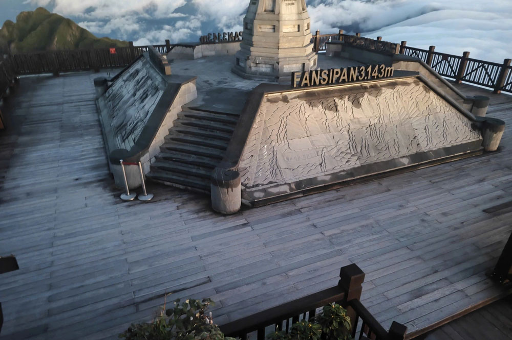 Đỉnh Fansipan, Tà Xùa phủ trắng băng giá, sương muối.