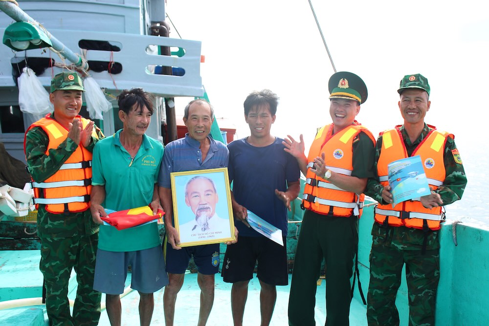 Cac ngu dan tren vung bien Phu Quoc nhan anh Bac, co do sao vang sau khi duoc luc luong Tram Bien phong Cua khau Cang Duong Dong tuyen truyen chong khai thac IUU. Anh: Luc Tung.