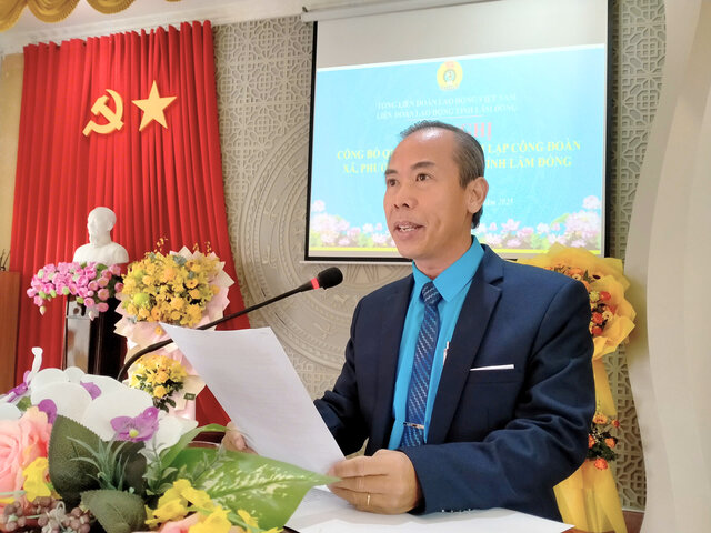 El Sr. Nguyen Phu Hoang Presidente de la Federacion Laboral de la provincia de Lam Dong dirige la evaluacion y revision del trabajo de preparacion para el I Congreso Sindical Provincial mandato 2025-2030. Foto: Le Hung