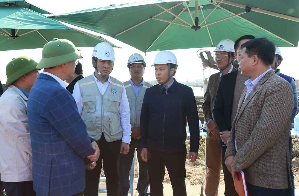 Pho Chu tich UBND tinh Lai Van Hoan cung lanh dao cac so, nganh, dia phuong kiem tra tien do thuc hien du an tai dia ban xa Hong Vu. Anh: Cong TTDT tinh Hung Yen