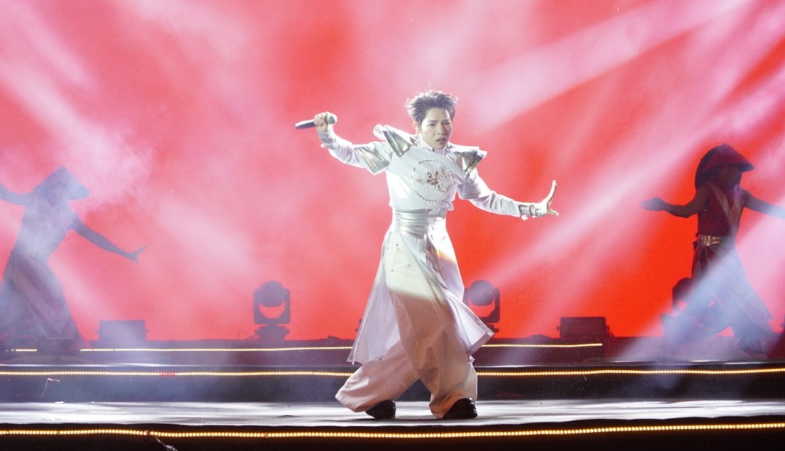 Duc Phuc performs at the Vietnam Film Festival. Photo: Mai Anh.