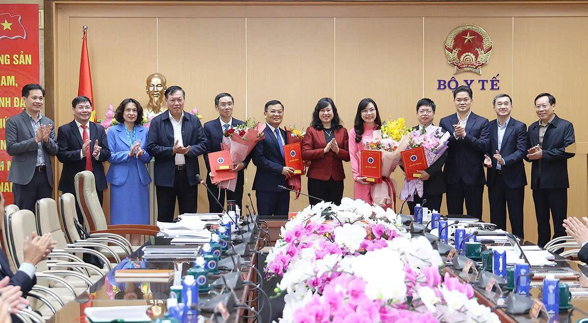 ダオ・ホン・ラン保健大臣は、保健省の多くの部門のリーダーを動員、任命、再任する決定を手渡した。写真: トラン・ミン