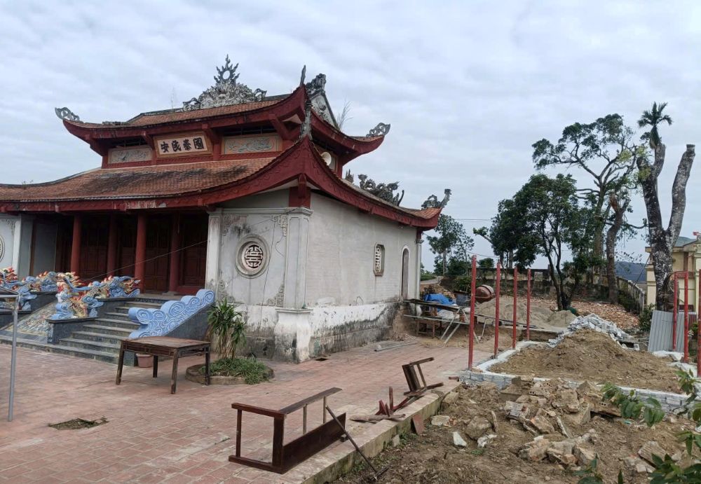 UBND xa Hoang Giang yeu cau dung viec tu y tu sua, cai tao tai di tich den tho To Hien Thanh - Tran Khac Chan. Anh: Quach Du